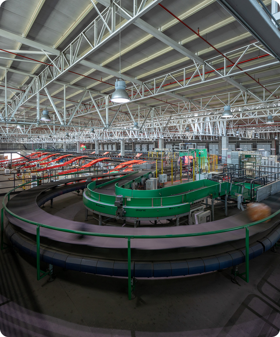 Imagen de chofer de Turbus registrando datos de un pasajero