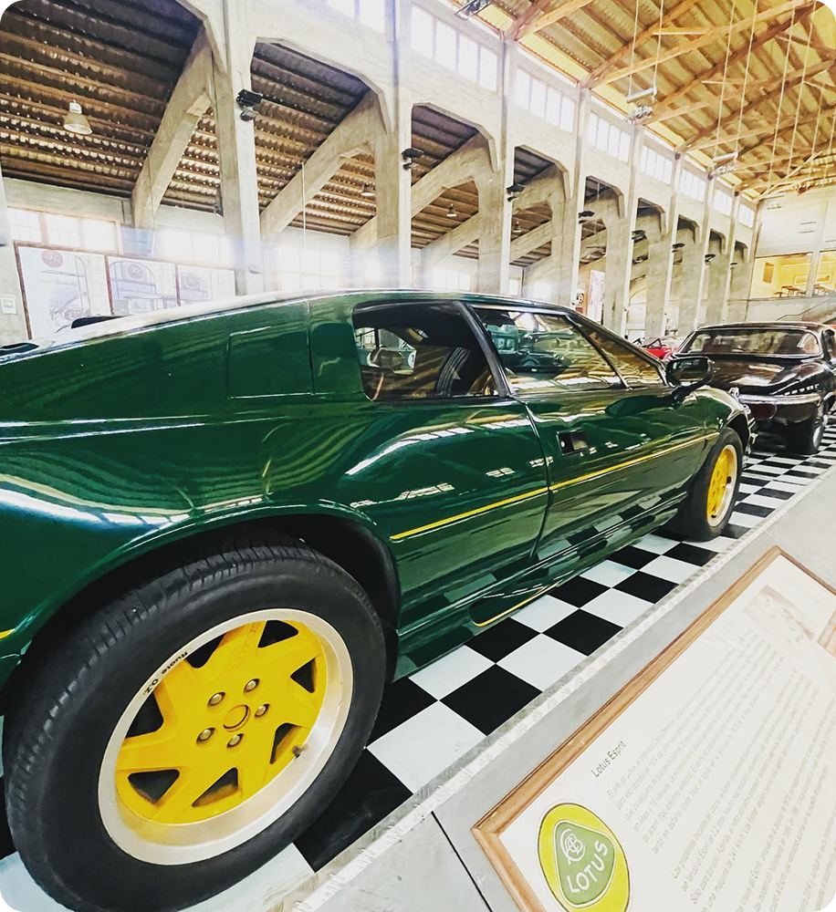 Imagen de chofer de Turbus registrando datos de un pasajero